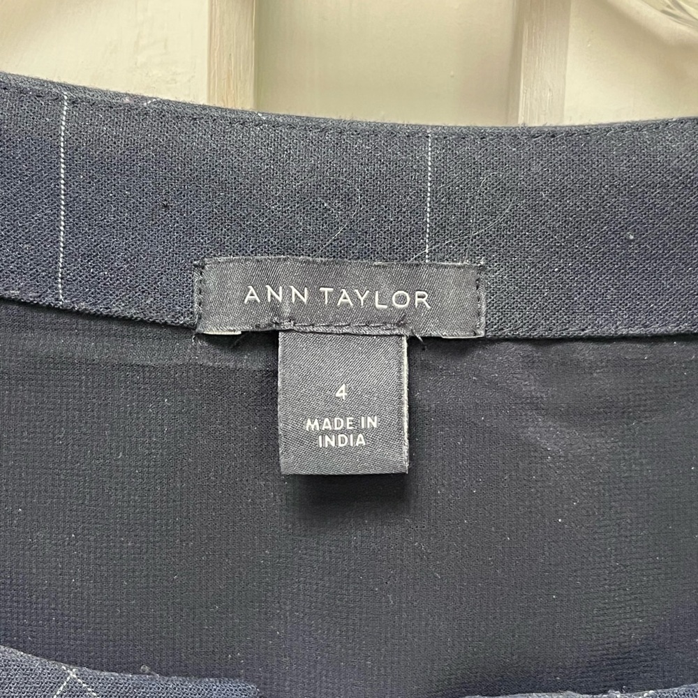Ann Taylor Navy Grid Pattern, Short sleeve Blouse, size 4 - Picture 3 of 4